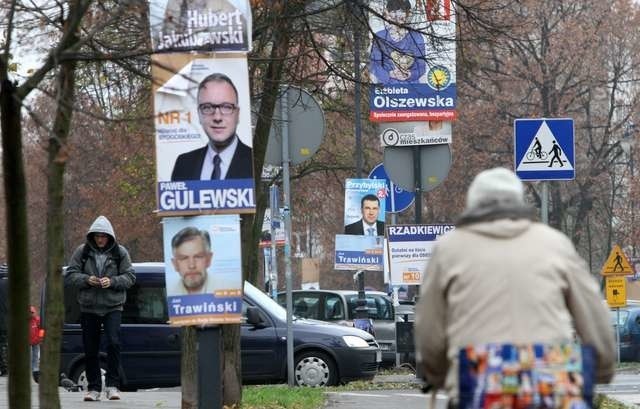 Czas także zacząć powyborcze porządki. Plakaty nadal wiszą w całym Toruniu