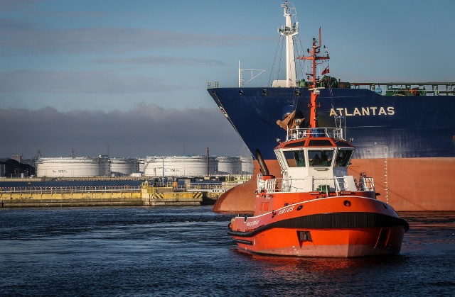 Supertankowiec Atlantas Capital przypłynął w 2016 r. do Gdańska z dwoma mln baryłek ładunku z Iranu. Po lewej terminal naftowy