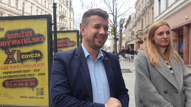 Przewodniczący komisji budżetu obywatelskiego radny Damian Raczkowski (KO) (z lewej) oraz Katarzyna Dyzio, dyrektor Biura Aktywności Miejskiej (z prawej) na konferencji prasowej inaugurującej budżet