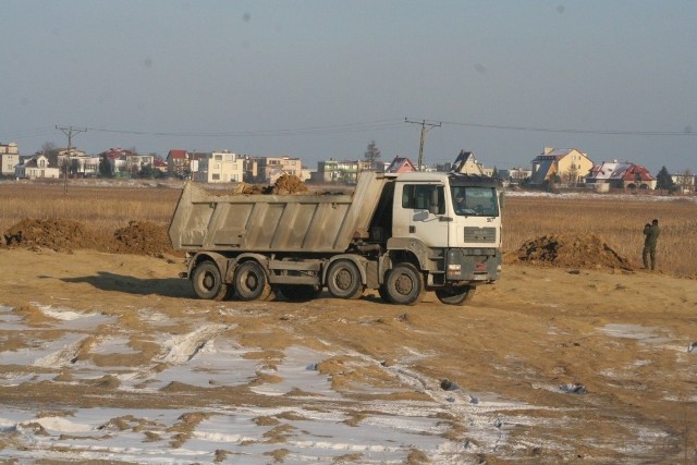 Według prokuratury, Tomasz M. nawiózł kilkadziesiąt tysięcy ton śmieci, gruzu i gliny w pobliże rezerwatu Mechelińskie Łąki.