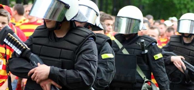 Policjanci eskortują kibiców Jagiellonii Białystok