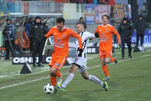 W ostatnim meczu niecieczanie (pomarańczowe stroje) pokonali (1:0) na własnym boisku Sandecje Nowy Sacz.