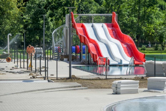 Mimo obaw udało się w terminie zakończyć przebudowę pływalni letniej w parku koło Areny. Obecnie trwają tu już ostatnie prace wykończeniowe, a jeszcze przed końcem czerwca rozpoczną się odbiory techniczne. Zobacz zdjęcia ------>