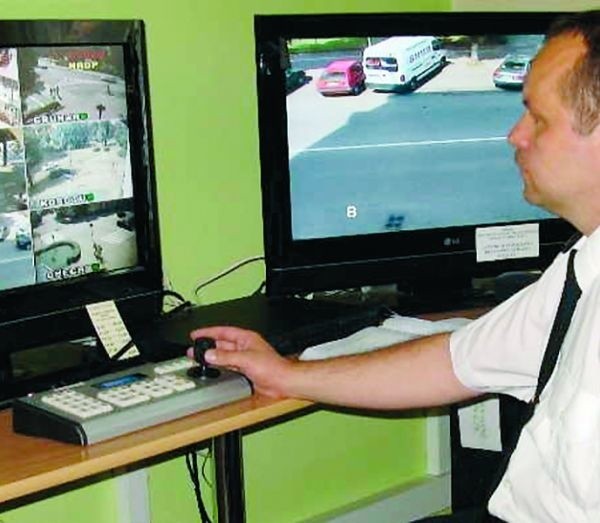 Dariusz Gajownik, komendant Straży Miejskiej w Giżycku, obserwuje obraz na 10 kamerach zainstalowanych w głównych punktach miasta. Jeśli dzieje się coś niebezpiecznego, wysyła patrol.