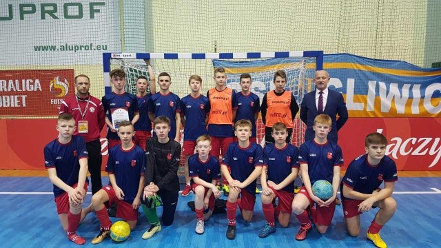 - U nas priorytetem jest piłka nożna na boisku trawiastym, przerywnikiem jest zimą futsal, a latem zawsze staramy się uczestniczyć w zawodach Beach Soccer w Stegnie - mówi Mariusz Kemski z GKS Zryw Książki.