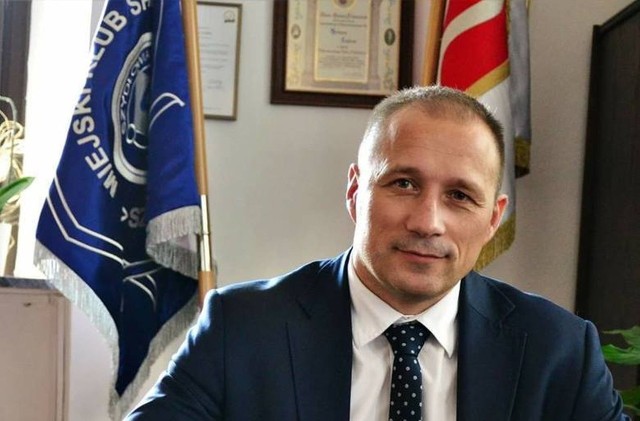 Artur Ludew, burmistrz Szydłowca wydał odmowną decyzję w sprawie fermy drobiu.