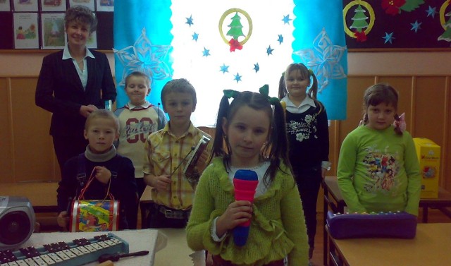 Zwycięska klasa z Niedarczowa wraz ze swoją wychowawczynią podczas zajęć muzyki.