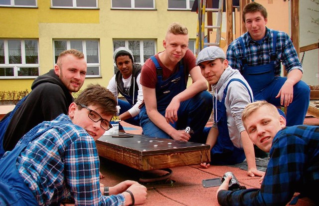 Młodzi Polacy i Niemcy remontują plac zabaw przy SP nr 11