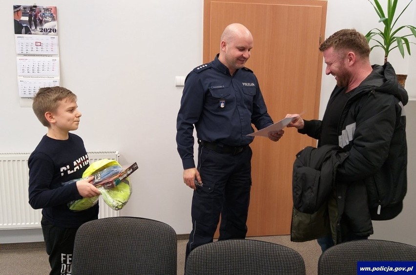 Węgorzewo. Nastolatek znalazł portfel i oddał go policjantom (zdjęcia)