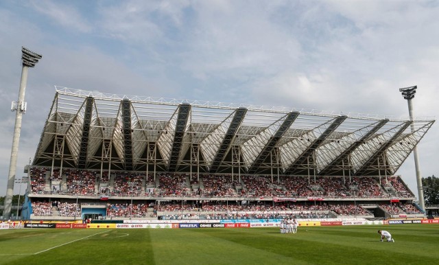 Po ok. 1,5 roku od ostatnich prac na dachu wschodniej trybuny Stadionu Miejskiego w Rzeszowie ruszył kolejny przetarg na jej naprawę. Jeżeli nie powtórzy się sytuacja z 2019 roku to trwająca modernizacja stadionu i dach trybuny będą gotowe przed końcem lutego.