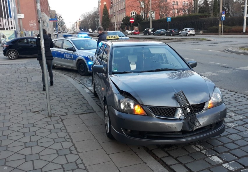 Zderzenie dwóch taksówek przy pl. Bema we Wrocławiu...