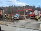 Zderzenie pociągu z samochodem na niestrzeżonym przejeździe w Tumlinie w gminie Zagnańsk