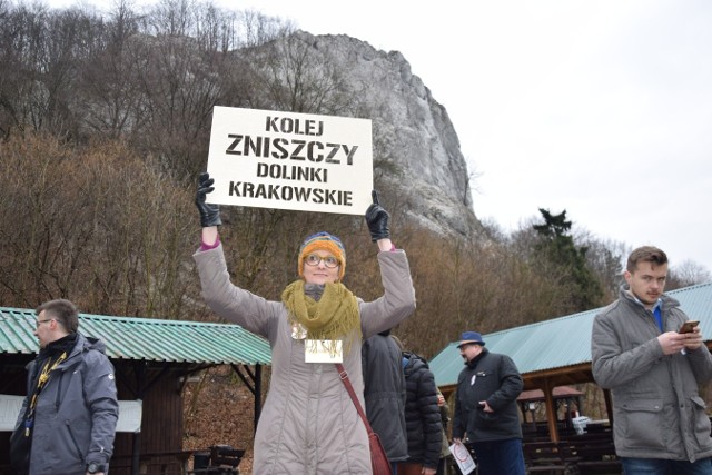 Mieszkańcy czterech podkrakowskich gmin cała wiosnę protestowali przeciwko planom budowy kolei dużych prędkości prowadzącej od Krakowa pod Warszawę do planowanego nowego portu w gminie Baranów. na ludzi padł strach, że nowe linii przetną parki krajobrazowe i podkrakowskie dolinki. Urządzili protest m.in. w Dolinie Będkowskiej, żeby powstrzymać dewastacje terenów cennych przyrodniczo.