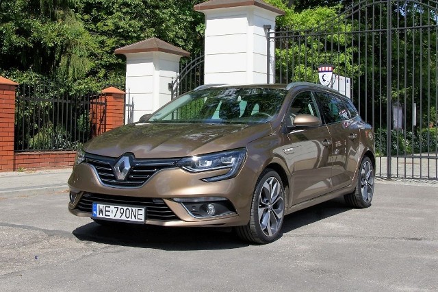 Renault Megane GrandtourMinął rok od wprowadzenia do sprzedaży IV generacji Megane i niemal dwa lata od chwili jego prezentacji na salonie motoryzacyjnym we Frankfurcie. Mimo to samochód na tle konkurencji nadal wyróżnia się wyglądem. Co poza designem przemawia na rzecz kompaktowego Renault?fot. Bartłomiej Pobocha