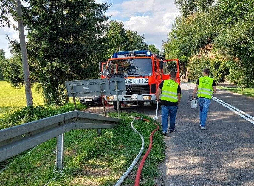 Śnięte ryby w rzece Brok Mały. 24.08.2023 strażacy z OSP Andrzejewo napowietrzali wodę