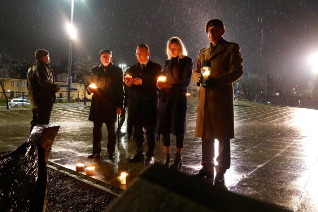 "Światełko wolności" w 42. rocznicę wprowadzenia stanu wojennego w Polsce zapalili zebrani przy pomniku Anioła Wolności na placu Solidarności w Szczecinie.