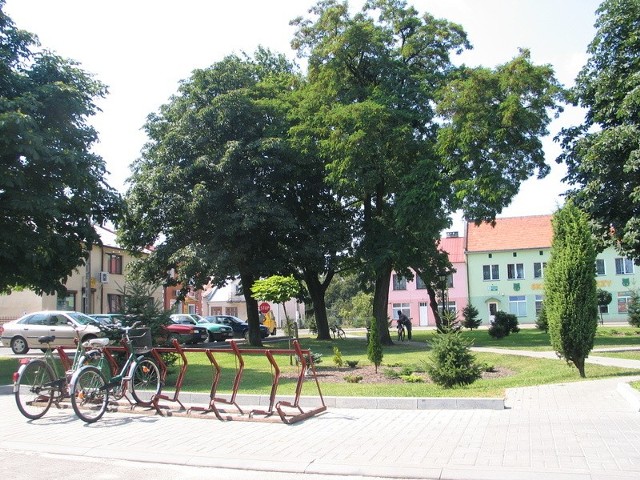 Dzięki kamerom zamontowanym na centralnym placu Baranowa Sandomierskiego, liczba skarg na amatorów taniego wina i wandali, spadła.