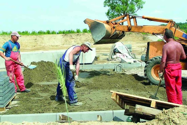 Ekipa przedsiębiorstwa budowlanego z Lipna przygotowuje teren przy ulicy Kowalskiej pod budowę stacji redukcyjnej i instalowanie zbiorników z gazem.