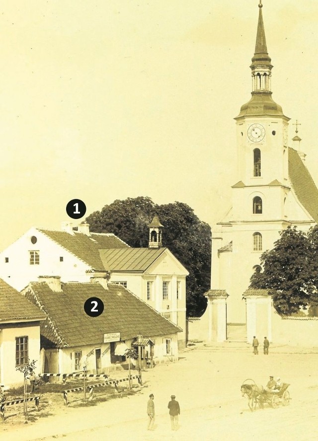 Widok z 1897 r. na kościół parafialny, dawny szpital fundacji Jana Klemensa Branickiego z 1762 r. (1) oraz na tzw. organistówkę (2). Organistówka istniała na pewno już w 1633 r.