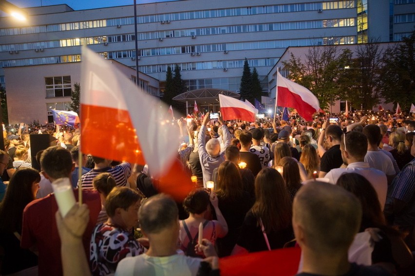 Łańcuch światła przed krakowskim sądem