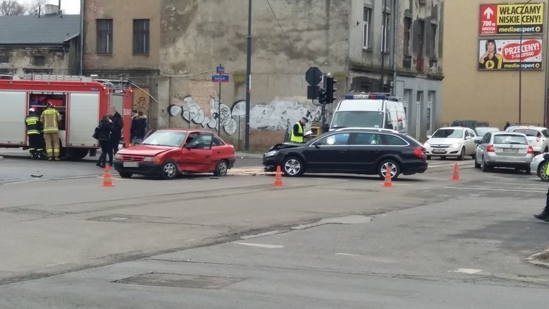 Dwa auta zderzyły się na skrzyżowaniu al. Kościuszki z ul. Radwańską