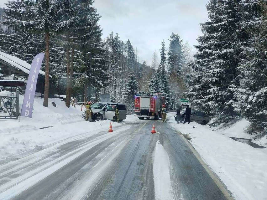 Zakopane. Mercedes zderzył się z seatem. Uwaga na śliskie drogi 