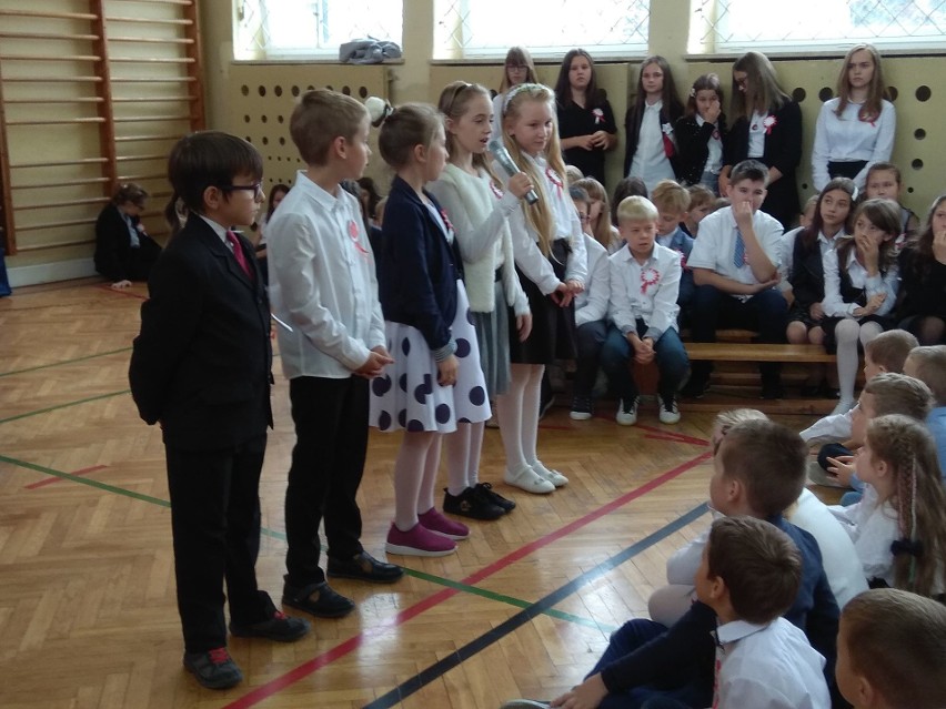Uczniowie z Suchedniowa - z "Jedynki" i "Trójki" zaśpiewali Hymn Polski. Były też uroczyste akademie [ZDJĘCIA]