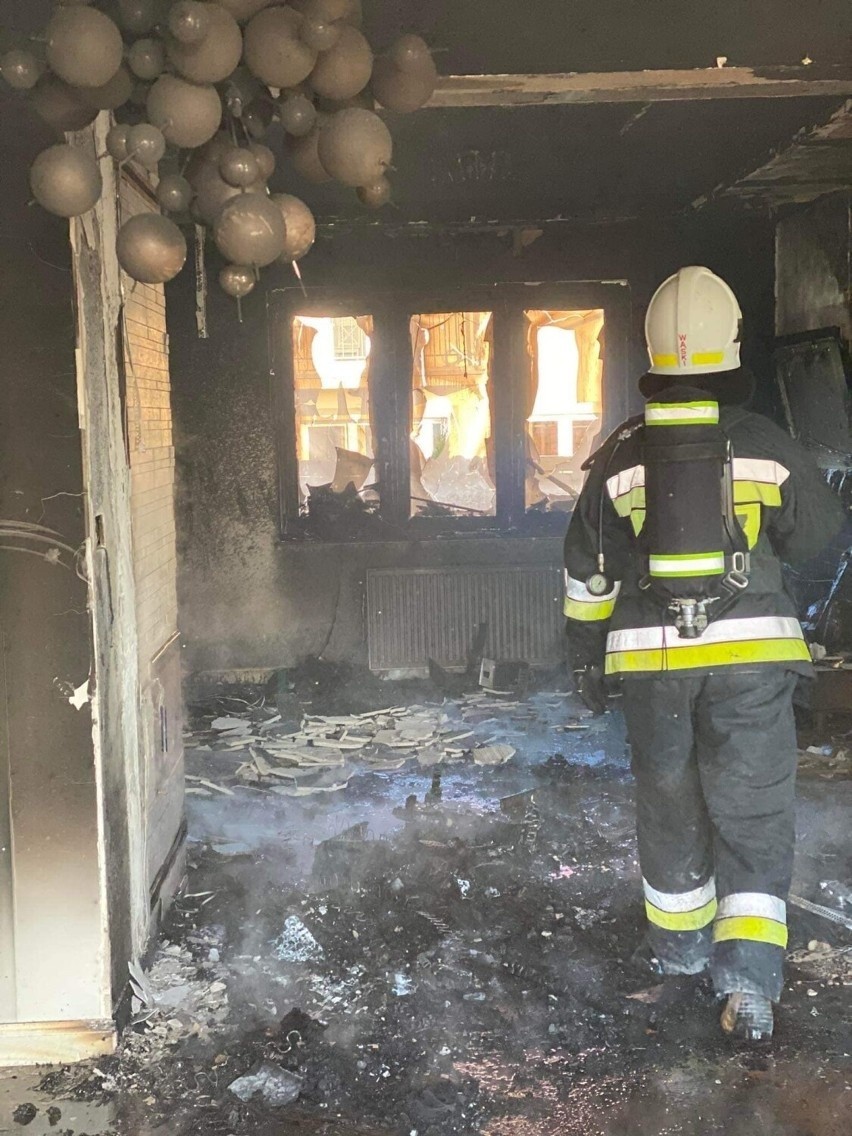 Pożar budynku mieszkalnego w Łęgowie 10.01.2022 r. Strażacy na miejscu