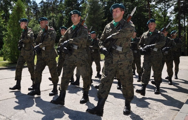 W tajnej jednostce wojskowej ukrytej w środku lasu w...