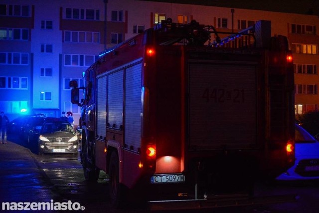 Jedna osoba ucierpiała w wyniku wybuchu, do jakiego doszło w bloku przy ul. Podhalańskiej podczas nalewania bioetanolu do małego, ekologicznego kominka. Jak przypuszczają strażacy, w czasie dolewania bioetanolu część paliwa szybko wyparowała i była w powietrzu w tak dużym stężeniu, że podczas odpalania nastąpił wybuch. W wyniku eksplozji ucierpiał mężczyzna, który dolewała paliwa do kominka. Ratownicy medyczni opatrzyli poszkodowanego i zdecydowali o zabraniu go do szpitala. W mieszkaniu przebywało łącznie dziewięć osób, w tym czworo dzieci, ale żadna z pozostałych osób nie odniósł obrażeń. Wybuch był na tyle silny, że uszkodził ścianę, która dzieliła dwa sąsiadujące ze sobą mieszkania. Ściana będzie musiała zostać rozebrana, a następnie postawiona na nowo, ponieważ zagraża bezpieczeństwu lokatorów.Zobacz też:Najpopularniejsze imiona dla chłopców w Toruniu