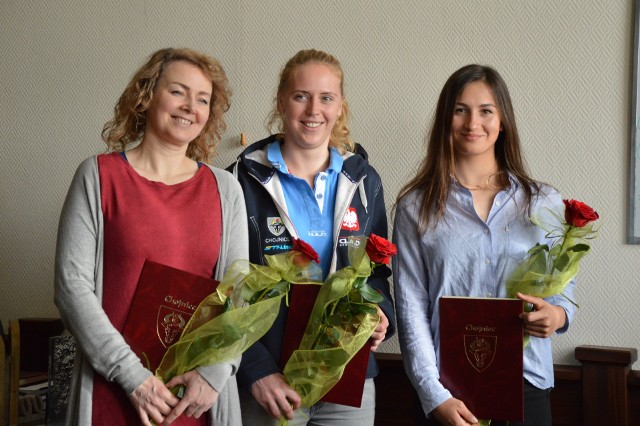 Od lewej Monika Michalewicz, Irmina Mrózek Gliszczynska i Magdalena Kwaśna - już z nagrodami burmistrza.