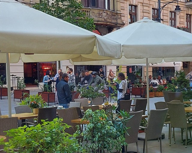 Bardzo zdziwieni byli turyści z Niemiec, którzy podczas niedzielnego obiadu w restauracji na Piotrkowskiej zobaczyli, jak wspomniana liderka grupy podeszła do opuszczonego restauracyjnego stolika i sięgnęła po częściowo opróżniony talerz. Kobieta na stojąco zjadła pozostawione na na nim resztki. Towarzyszący jej mężczyzna złapał za drugi talerz. Jedli na stojąco (zobacz na zdjęciu).Takie widoki na reprezentacyjnym odcinku ul. Piotrkowskiej szokują, nie tylko turystów. Dlaczego miasto wciąż nie poradziło sobie z problem pijaków, żebraków i żuli?! Zapytaliśmy Marcina Masłowskiego, Rzecznika Prasowego Prezydenta Miasta Łodzi, ale nie otrzymaliśmy odpowiedzi. CZYTAJ WIĘCEJ, ZOBACZ ZDJĘCIA, KLIKNIJ DALEJ