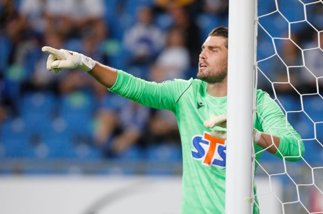 W niedzielę o godz. 17.30 na stadionie przy ul. Kałuży Lech Poznań w pierwszym wiosennym meczu zmierzy się z Cracovią. Latem w Poznaniu Kolejorz pokonały "Pasy" 2:0 i teraz też będzie faworytem, choć w ostatnich pięciu latach, lechici tylko dwa razy potrafili wygrać pod Wawelem. Najwyższe zwycięstwo na stadionie Cracovii Kolejorz odniósł w listopadzie 2013, kiedy po golach Hamalainena (9.), Lovrencsicsa (34.), Kamińskiego (40.), Murawskiego (46.), Teodorczyka (64.) i Ślusarskiego (77.) pokonał gospodarzy aż 6:1. Ostatnie zwycięstwo na tym obiekcie - 2:1 - odniósł w lipcu 2020. Trzy punkty zapewniły Lechowi wtedy srebrne medale, ale trzeba dodać, że Pasy grały w mocno rezerwowym składzie, bo miały w perspektywie finał Pucharu Polski. O tym, jak "trudny teren" jest to dla Lecha, świadczy bilans 29 meczów rozegranych przez te drużyny w Krakowie (od 1948 roku): Cracovia wygrała 19 pojedynków, padły 4 remisy, a Lech wygrał tylko 6 razy (bramki 55:32).Lech Poznań miał kilka problemów zdrowotnych podczas przygotowań do wiosny (kontuzje, urazy, infekcje), ale trener Maciej Skorża jak sam powiedział, ma na tyle silną kadrę, by w Krakowie wygrać. Główną niewiadomą obsada bramki. Jaki ostatecznie skład Lech wystawił w Krakowie?Oto przypuszczalny skład ---->