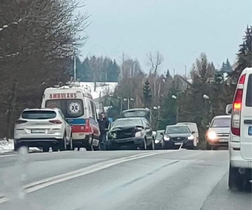 Wypadek na drodze krajowej 94. Zderzenie dwóch samochodów i ruch wahadłowy