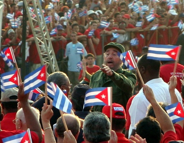 Fidel Castro w tłumie zwolenników 1 maja 2005 roku