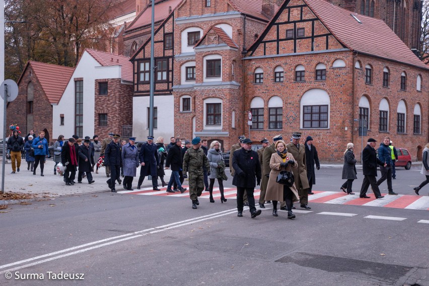 Stargardzianie oddali hołd tym, co walczyli o niepodległość Polski. Złożyli kwiaty przy pomniku patriotycznym [ZDJĘCIA]