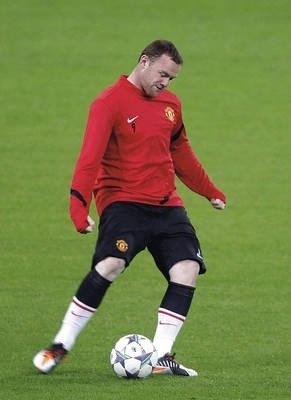 Wayne Rooney (Manchester United) na treningu w Bukareszcie Fot. PAP/EPA/Robert Ghement