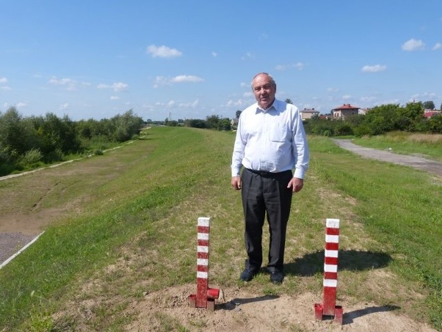 Kazimierz Kotowski na wyremontowanym odcinku wału przeciwpowodziowego rzeki Kamiennej w Ostrowcu Świętokrzyskim.