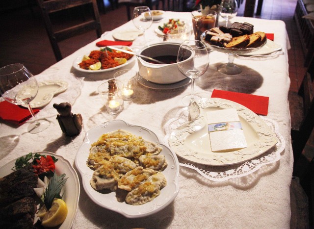 Domownicy i goście zasiadający przy świątecznym stole powinni przynajmniej posmakować każdego wigilijnego dania.