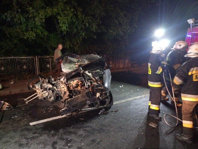 Wypadek w miejscowości Kowale (gmina Praszka) na drodze krajowej 45. Zginął 22-letni pasażer auta. Kierowca i dwie pozostałe pasażerki zostali ranni.