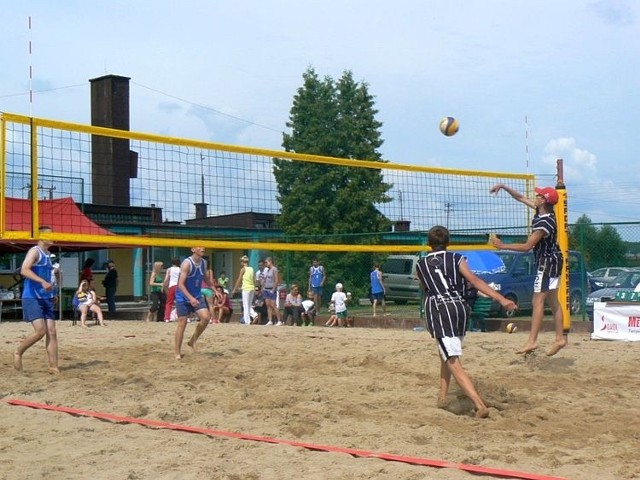 Rozgrywki piłki siatkowej odbywały się na boisku nad zalewem w Sokółce.