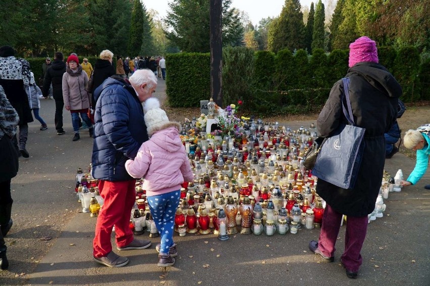 W dniu Wszystkich Świętych poznaniacy zapalają znicze i...