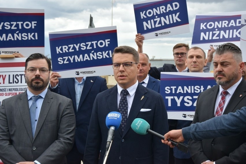 Krzysztof Szymański z Ruchu Narodowego (w środku) przed...