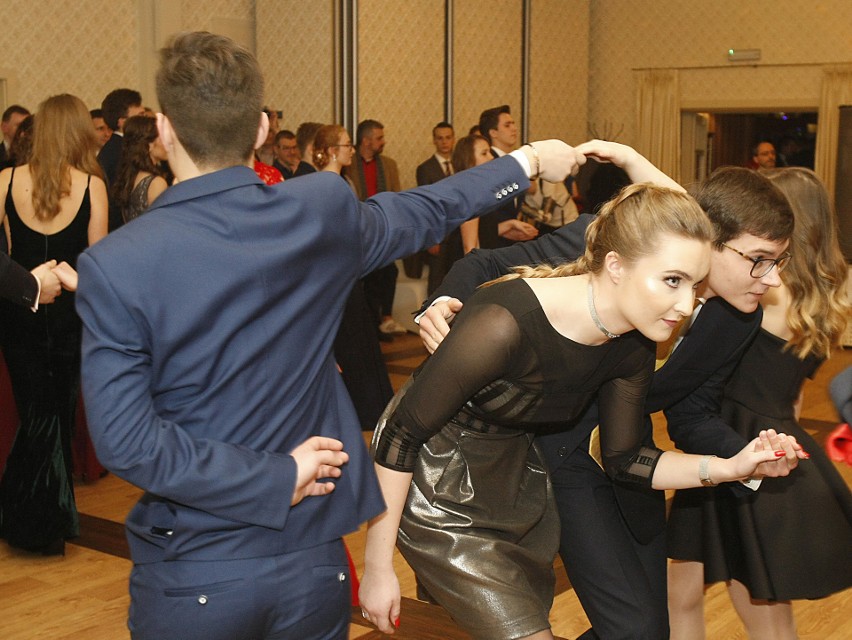 Studniówki 2018. Studniówka uczniów Publicznego Liceum Ogólnokształcącego Politechniki Łódzkiej [zdjęcia]