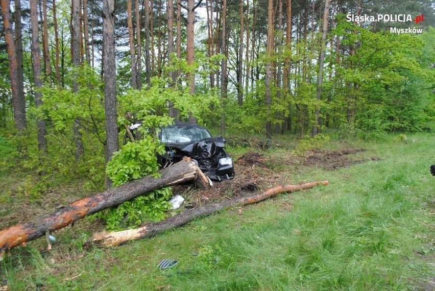 Wypadek w Poraju: wjechali skodą w drzewo