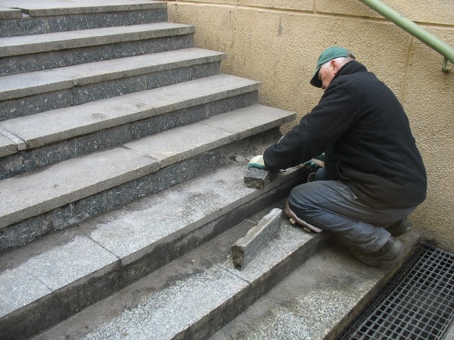 Po bardzo ciężkiej zimie robotnicy GDDKiA mają wiele pracy. Remontują przejścia podziemne, chodniki i usuwają graffiti.