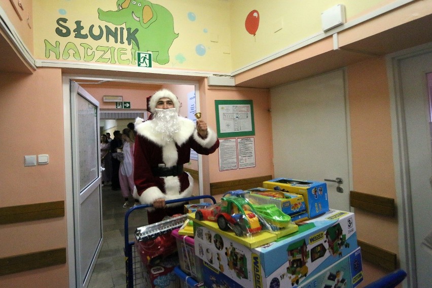#DajemyRadość: 700 kg zabawek dla pacjentów szpitala dziecięcego