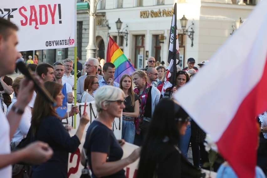 Demonstracje w obronie Sądu Najwyższego na Rynku we Wrocławiu. "Zdrajcy Polski" [ZDJĘCIA]