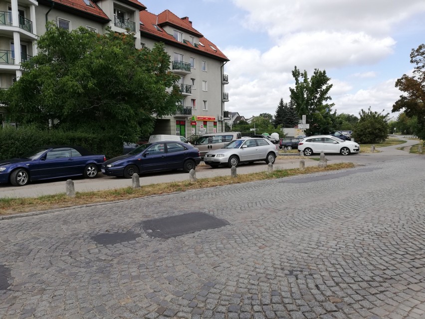 Oto jak parkują kierowcy w okolicach wrocławskiego stadionu
