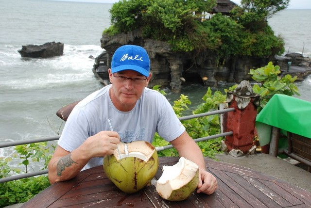 Odpoczywając na Bali Zbigniew Dziumaga nie spodziewał się, że będzie miał problem z powrotem do domu.